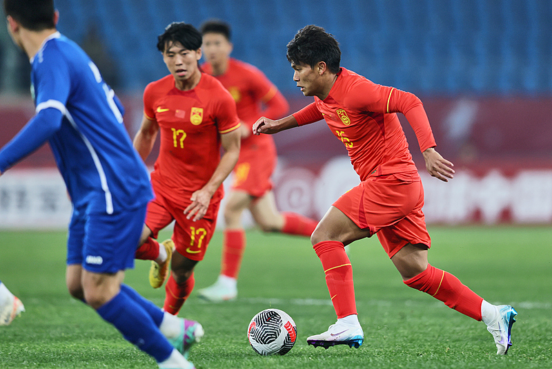 海港2-1逆袭新鹏城，蒯纪闻首发登场，李新翔进球扳平蓉城！