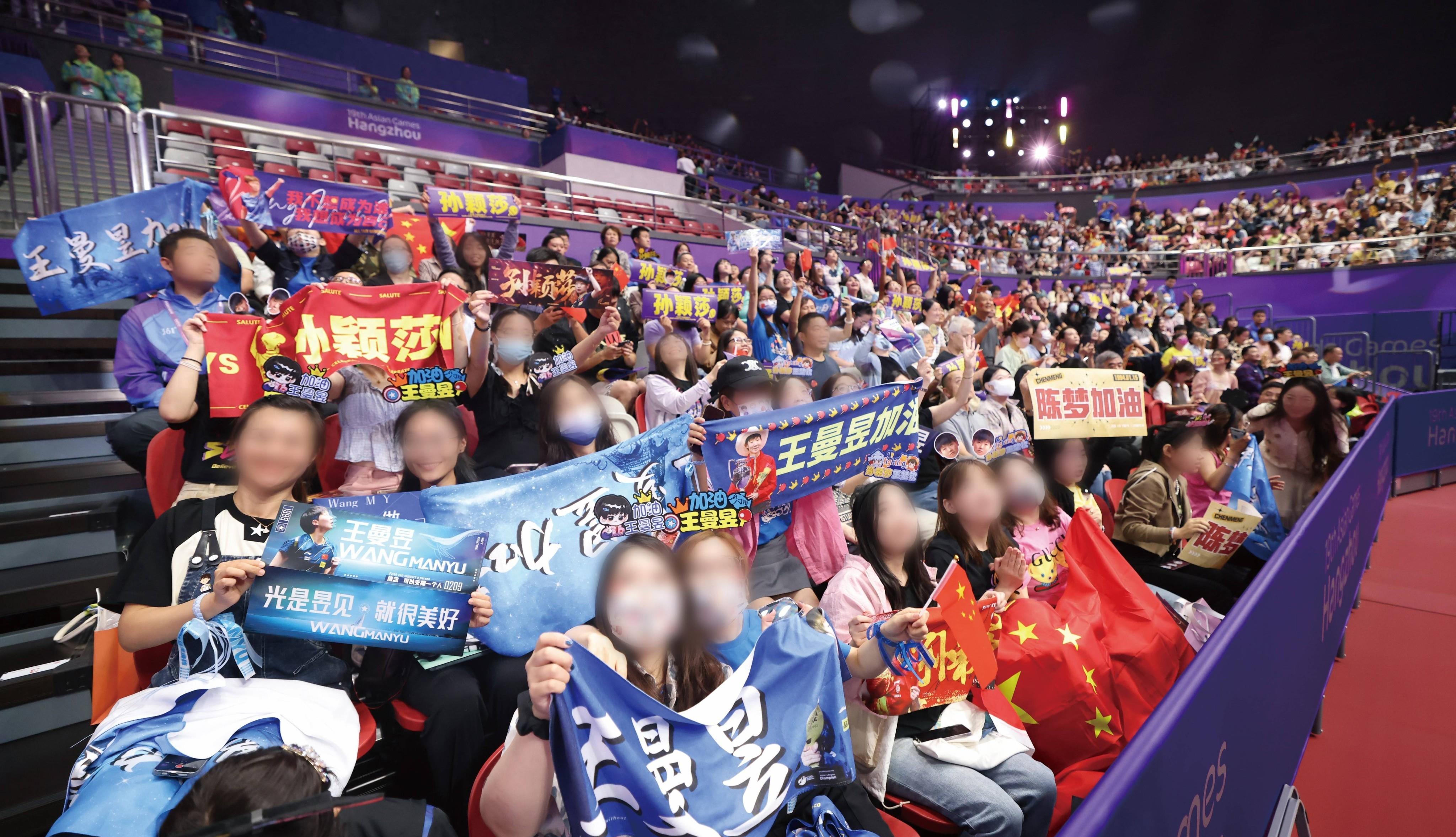 九游娱乐网址-关于中国台北战神队啦啦队员为球队加油，与球迷互动活跃气氛的信息