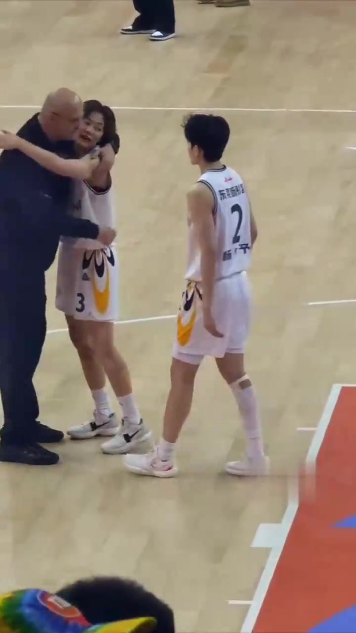 姐妹连线！杨力维杨舒予合砍25分老将发力助队大胜