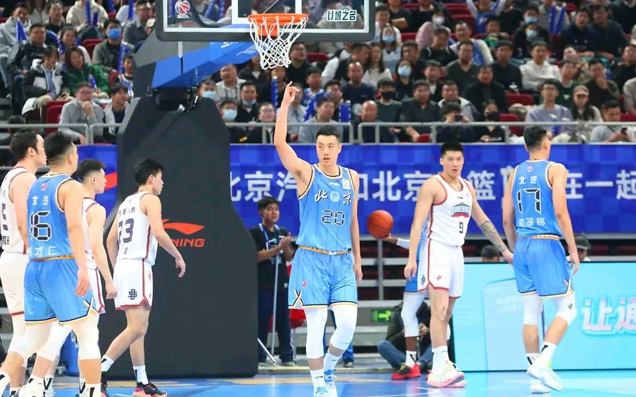 九游娱乐-梦幻联动！翟晓川更新社媒发布与丁彦雨航打球视频